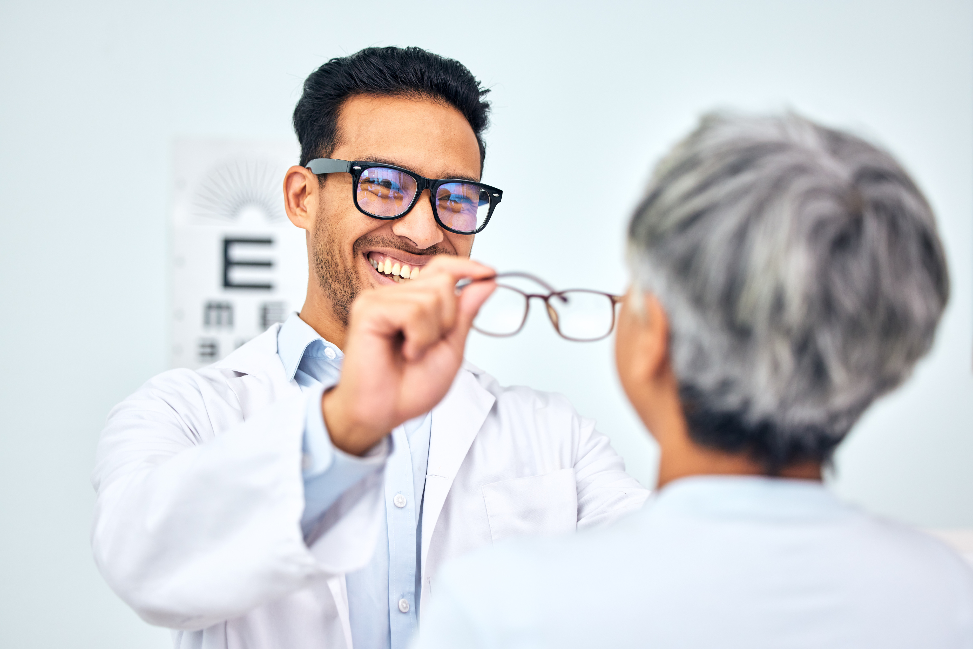 Profesional médico realizando un servicio